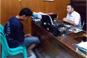 Tersangka pembuat video cabul saat dimintai keterangannya.